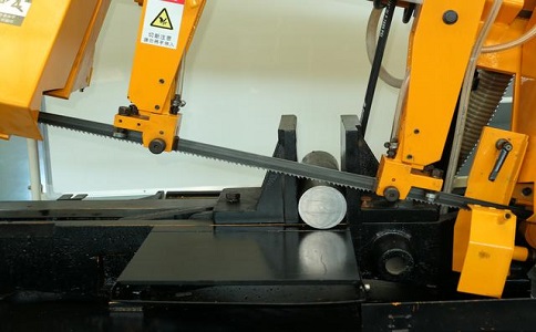 为什么说对切割精度要求不高的可以选择半自动余江立式带锯床？